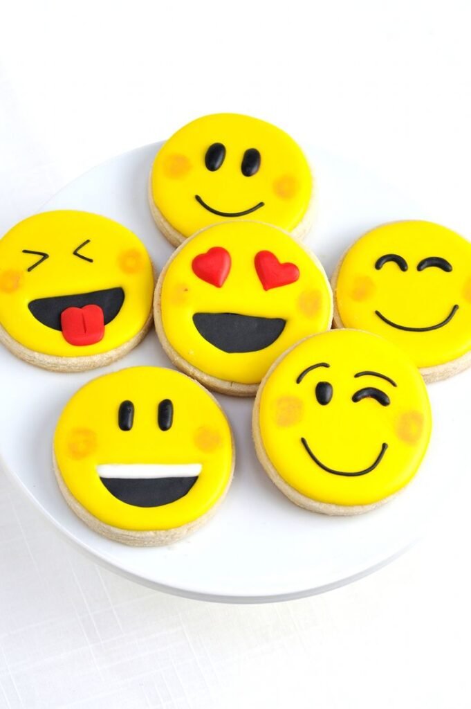 This image has an empty alt attribute; its file name is emoji.cupcake-cookies-cupcake-toppers-681x1024.jpg